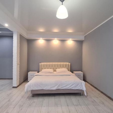 Apartaments On Vulytsia Heroiv Ato 32 Krivoy Rog Exterior foto