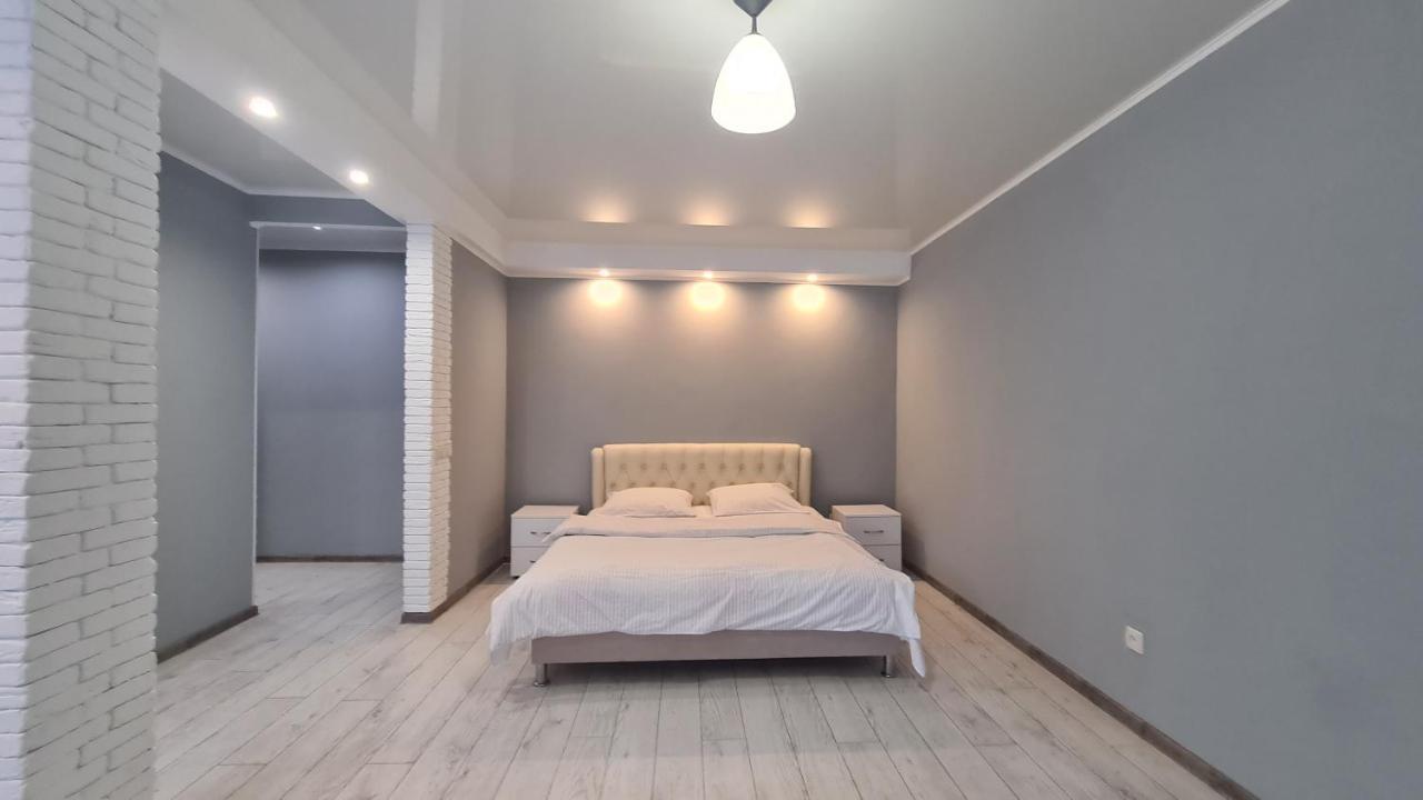 Apartaments On Vulytsia Heroiv Ato 32 Krivoy Rog Exterior foto